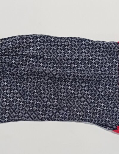 Elasticated detailing on arm & lace opening